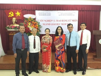 Lễ tốt nghiệp v&agrave; trao bằng cử nh&acirc;n Sư phạm mầm non kh&oacute;a 1